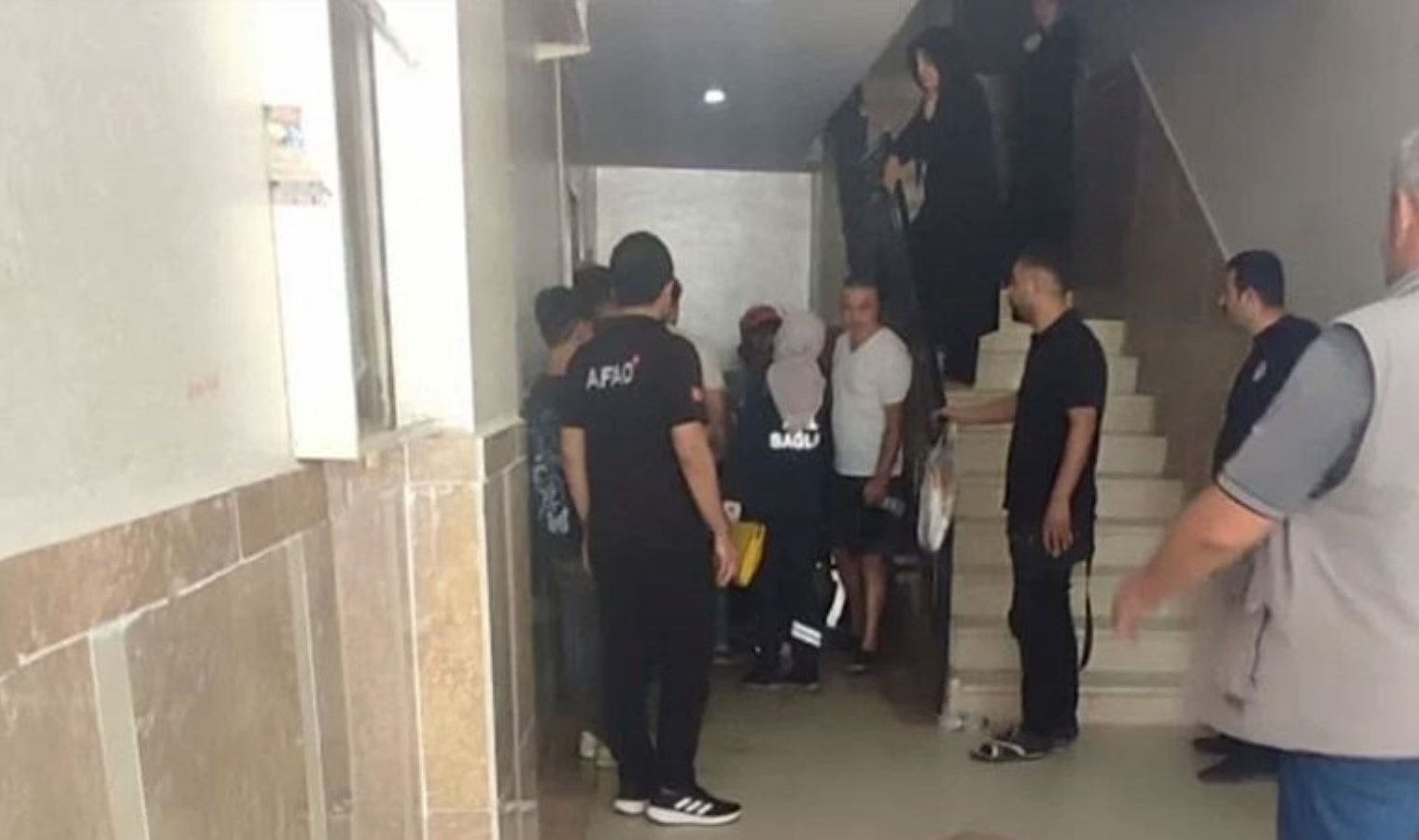 4’üncü kattan düşen asansördeki 3 kişi yaralandı